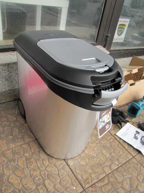 Curver Pojemnik na karmę dla psa 12 kg I 35L na kółkach