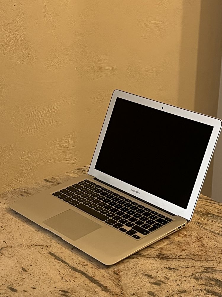 MacBook Air 13’ (Early 2015)