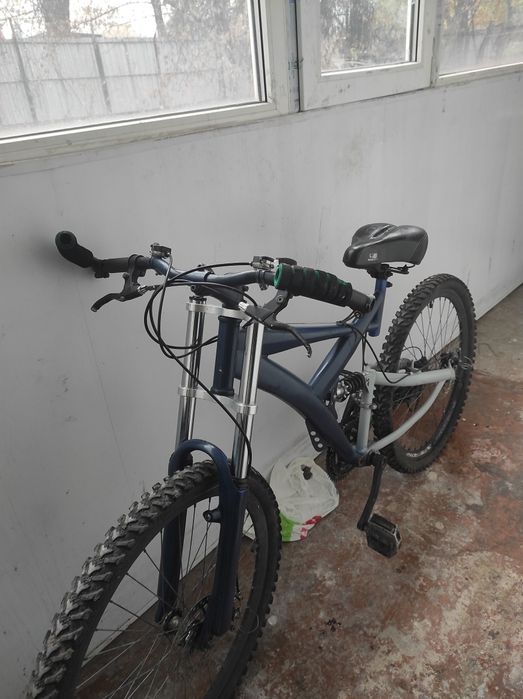 Двух подвес велосипед