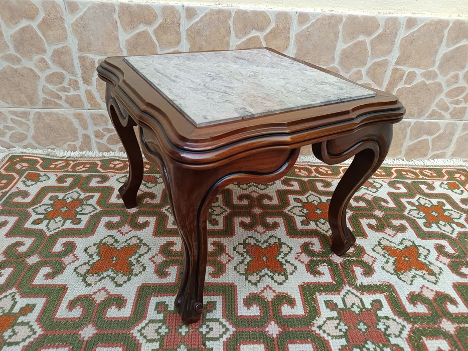 Mesa de centro em  madeira com  tampo em pedra