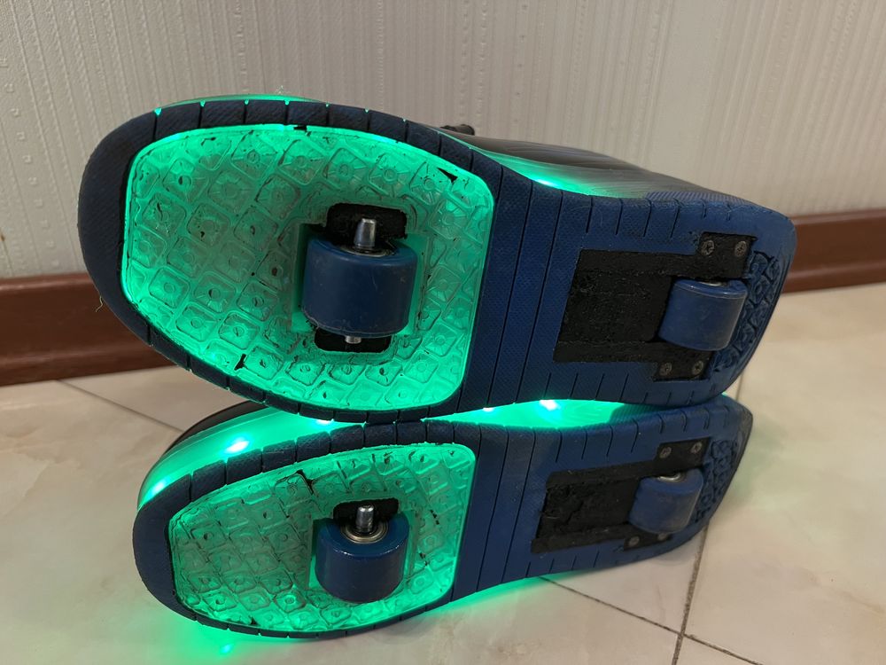 Роликовые кроссовки с LED подсветкой