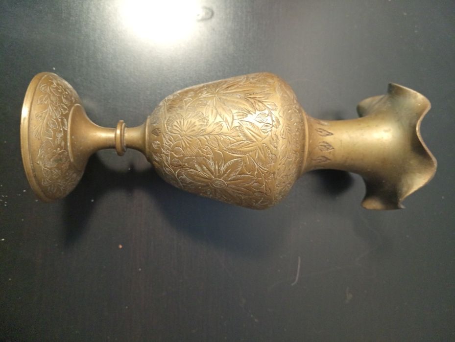 Antigo vaso vintage feito à mão em latão ou bronze  com Borda ondulada
