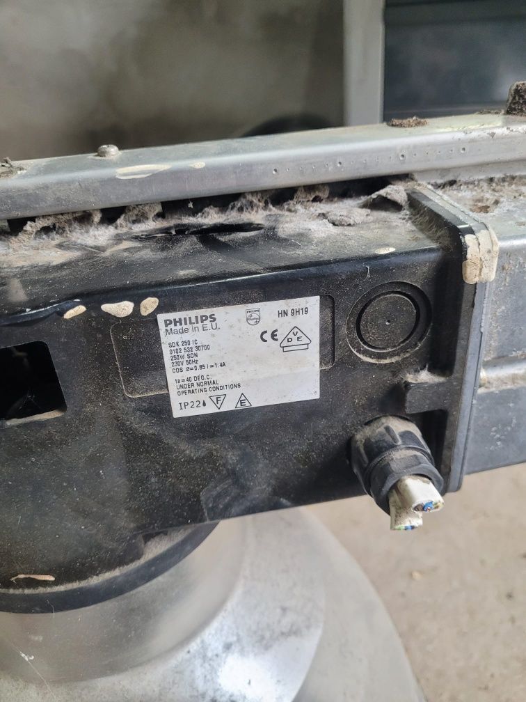 Lampa do oświetlenia hali przemysłowej garażu Philips