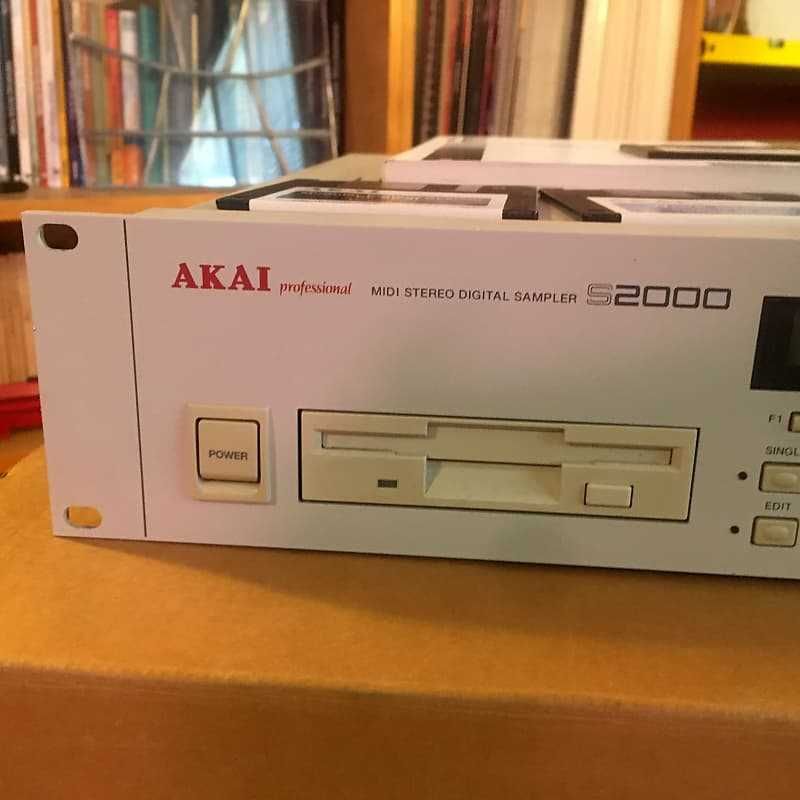 Sampler Akai S2000