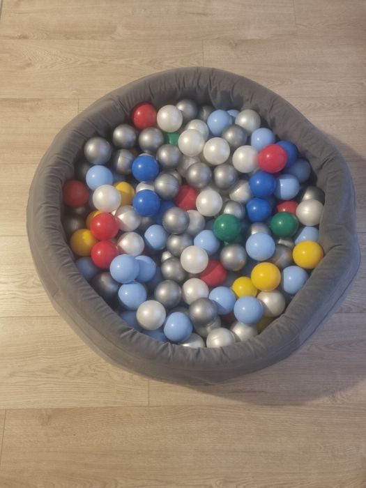 Suchy basen z kulkami