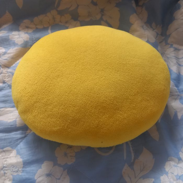 Maskotka emotikon kiss okrągły pluszak emoi poduszka