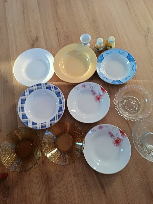 Zestaw naczyń róznych marek- talerze,miski