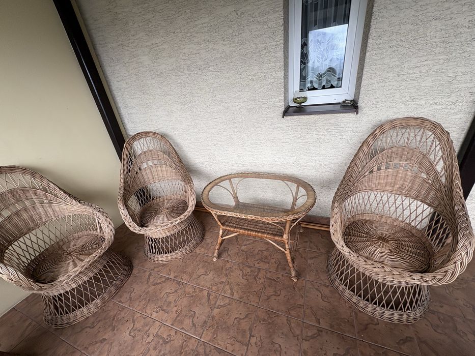 Komplet stół szklany i krzesła wiklinowe brązowe okrągłe na kole