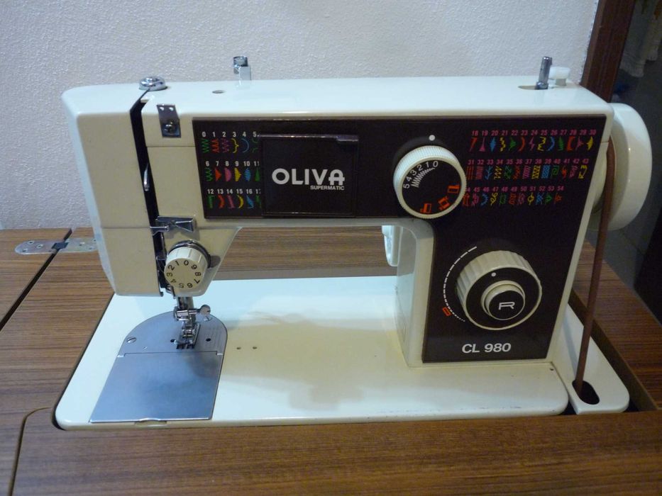 Máquina de costura marca OLIVA