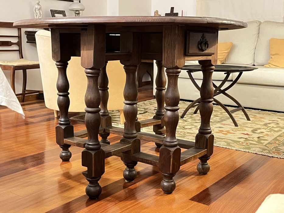 Mesa antiga em madeira maciça