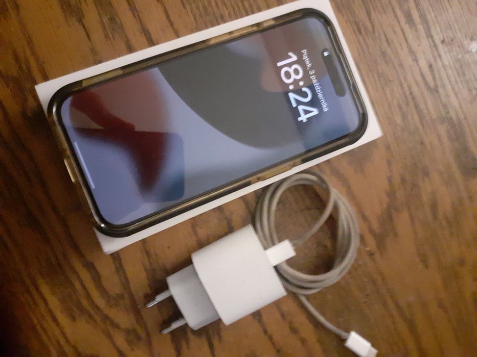 Sprzedam Iphone 15 Pro stan 9,5/10