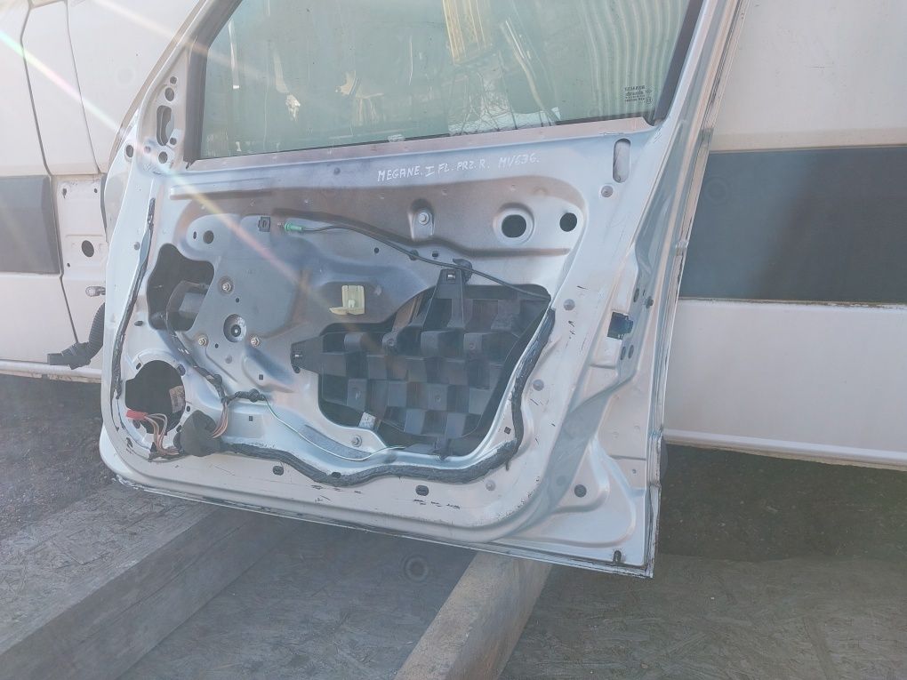 KOMPLETNE Drzwi przód przednie PRAWE Renault Megane I FL 2002rok MV636