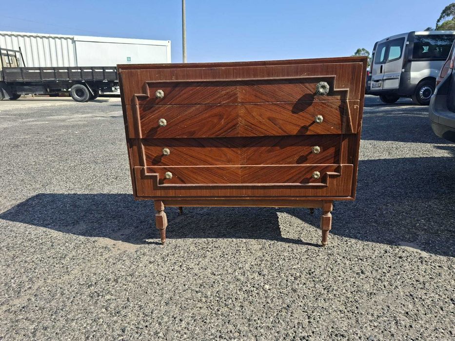 Cómoda vintage em madeira com 4 gavetas