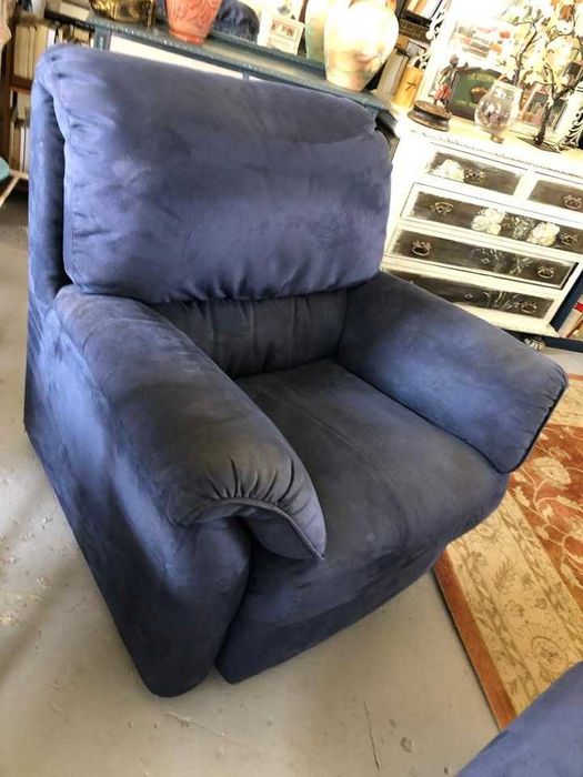 sofá e pousa pés em veludo azul da Natuzzi, bom estado.