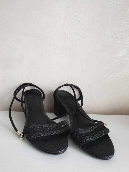 чорні ажурні  босоніжки на зручних підборах