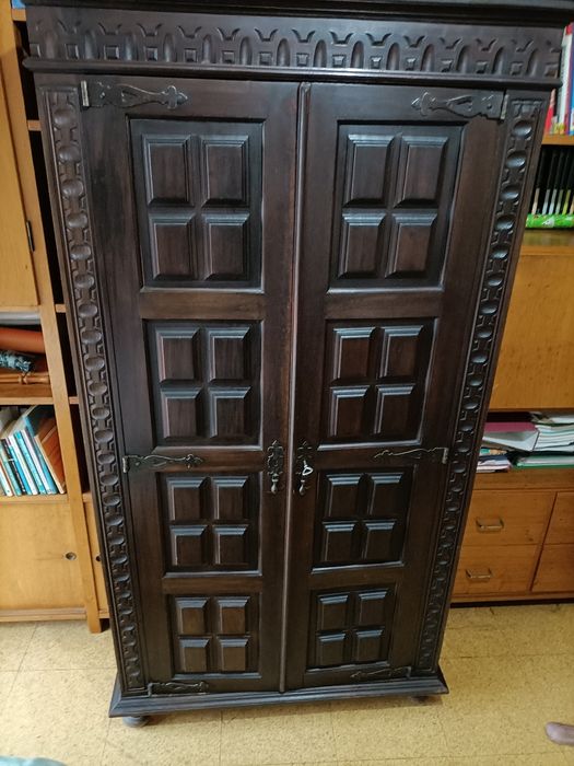 Armário rústico com prateleiras