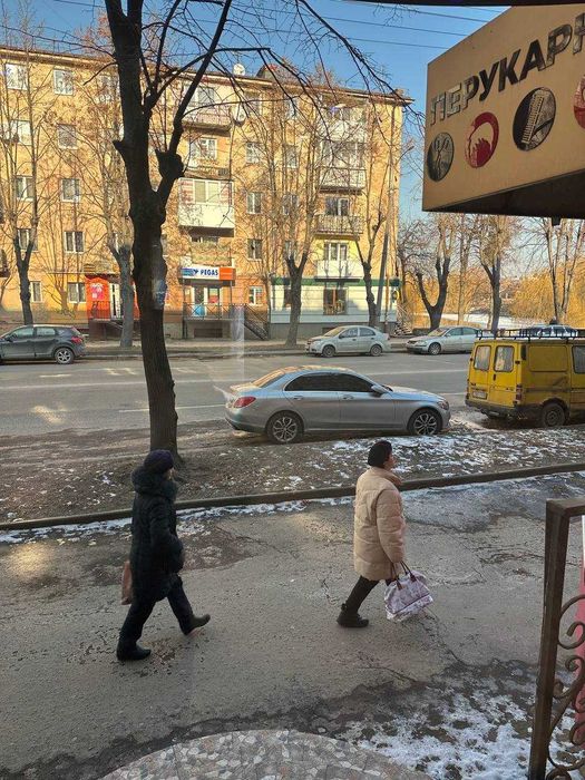 Пр. Миру 55м2 Продам ФАСАДНЕ приміщення з Хорошим Трафіком і Парковкою