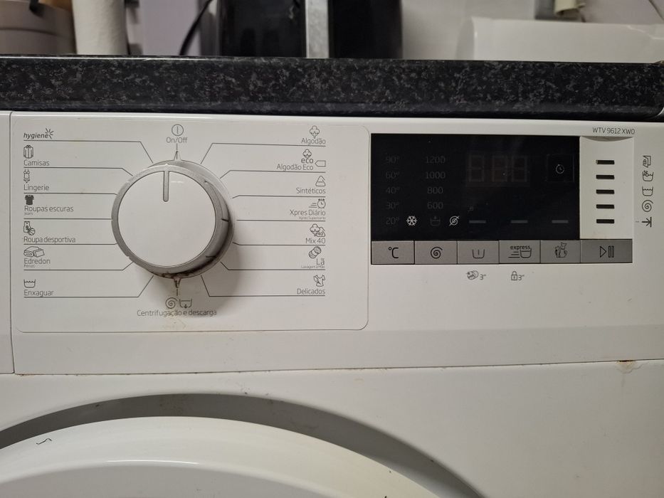 Máquina de lavar roupa Beko, 9 kg.
Está a