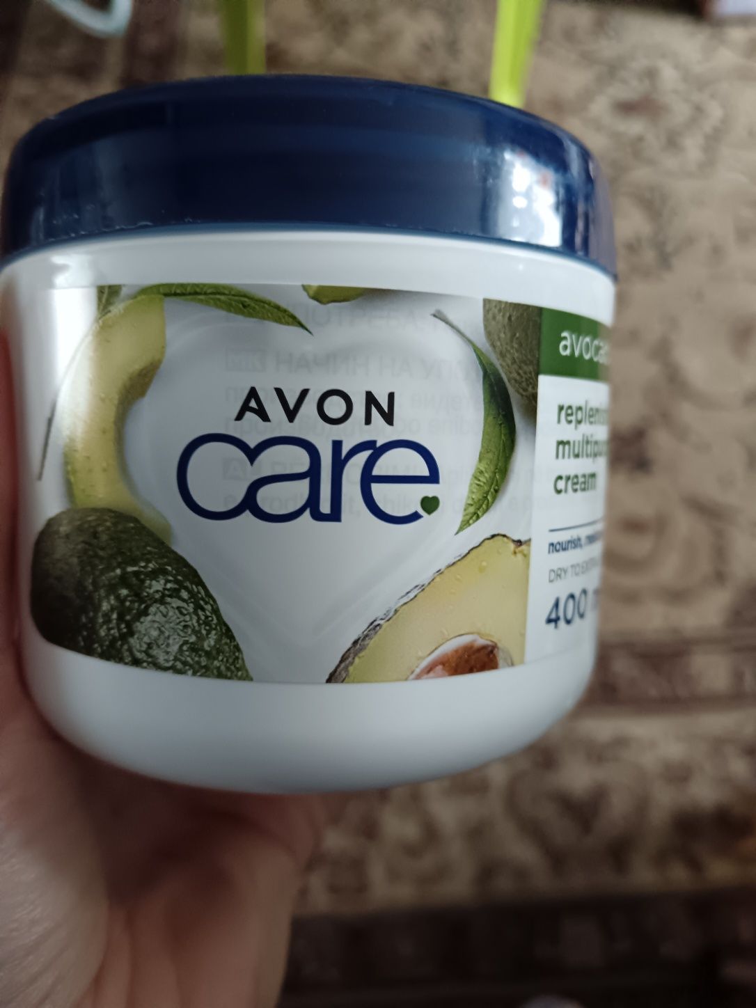 Nawilżający krem do twarzy rąk i ciała avocado firmy Avon.