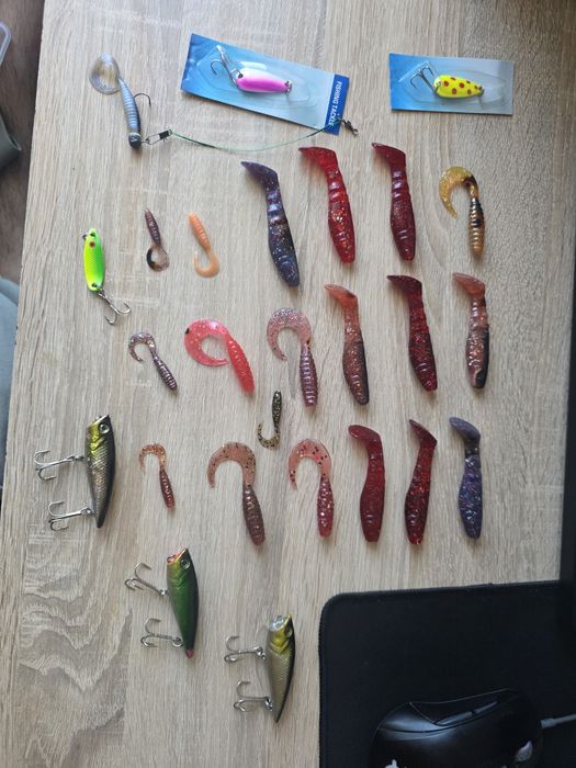 Zestaw przynęt spinningowych + pudełko