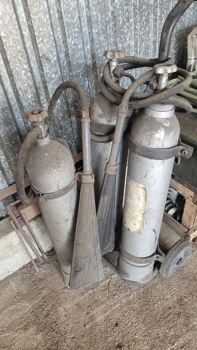 Zestaw starych gaśnic