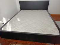 Cama, colchão e mesa de cabeceira