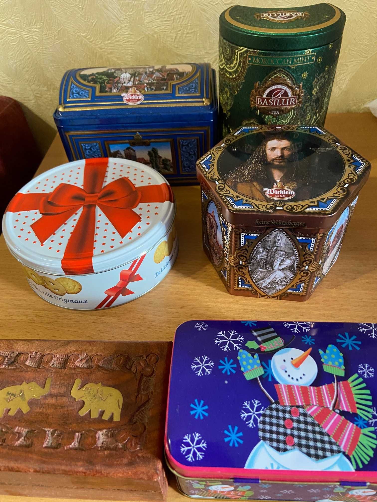 Коробки из-под сладостей, чая.