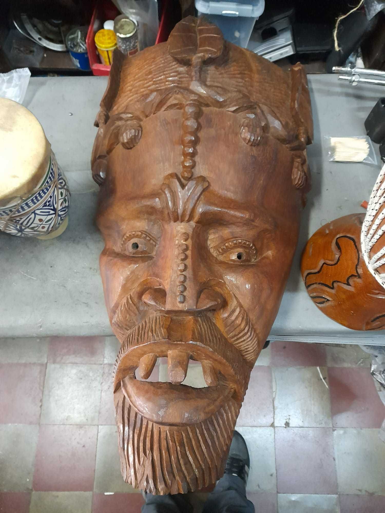 Escultura busto rosto madeira arte africana e tambores