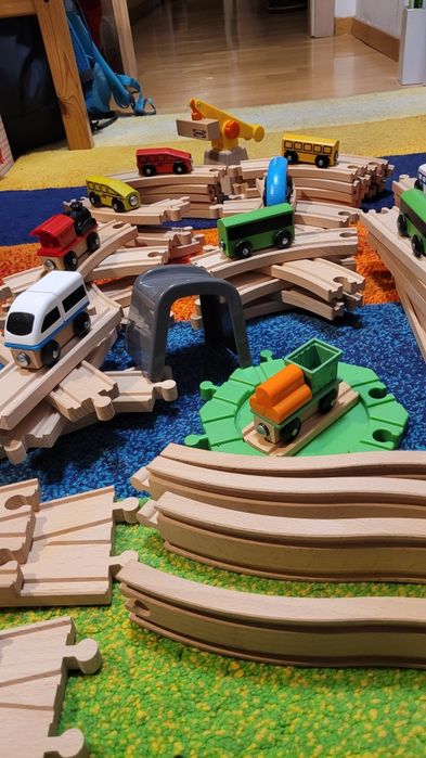 Mega zestaw drewnianych torów i pociągów od IKEA. Stan: idealny