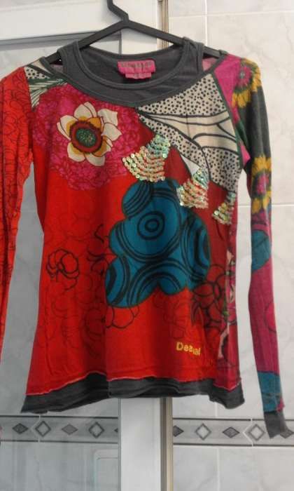 Camisola menina da Desigual. 9/10 anos. Em muito bom estado