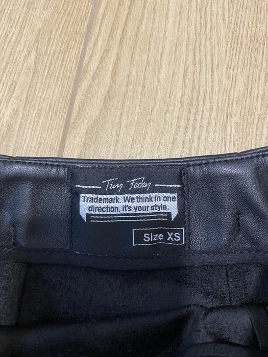 Спідниця з еко-шкіри на замку, розмір хс-с