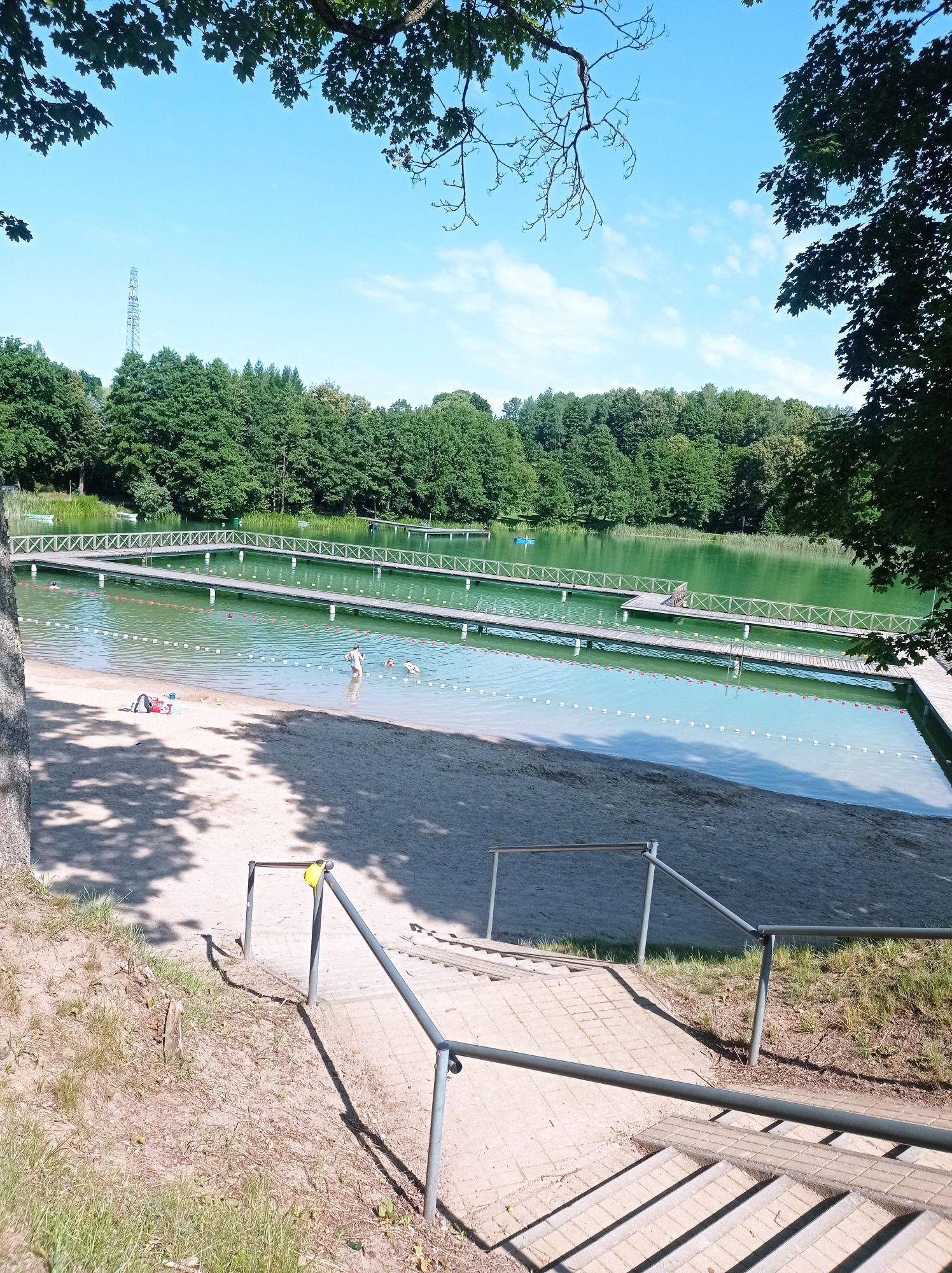 Mazury. Domek letniskowy nad jeziorem Ołów Ryn.