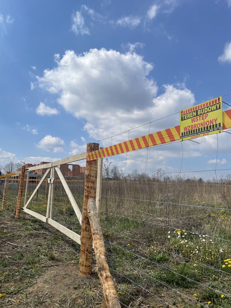 Ogrodzenie budowlane tymczasowe siatka leśna stemple płot budowa