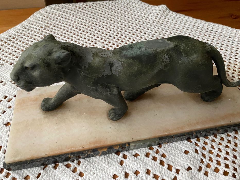 Estátua de bronze puma