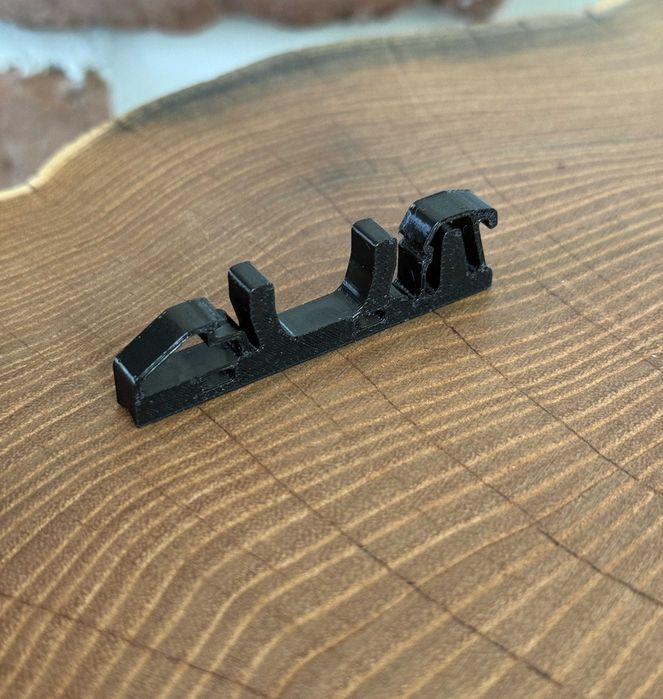 Uchwyt, prowadnica kabla na szynę DIN 35 mm – grubość 6 mm