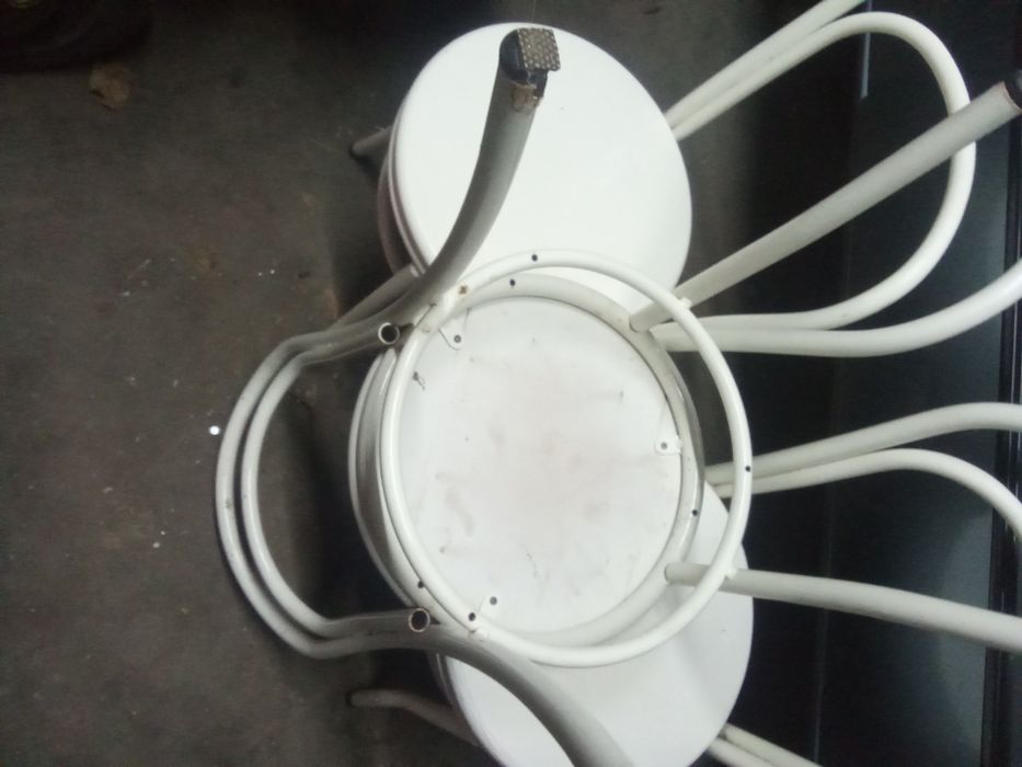 3 cadeiras brancas marfim. Robustas