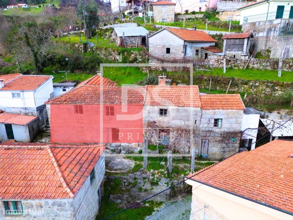 Moradia T3 para restauro em Ovil