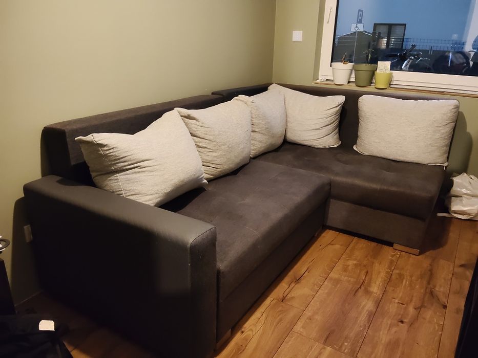 Narożnik z funkcją spania i poduchami