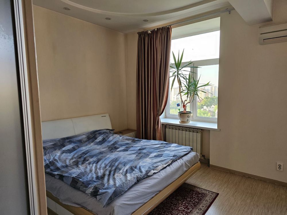 Продам 2х комн квартира Центр(ул. Гоголя 2), сталинка с ремонтом.