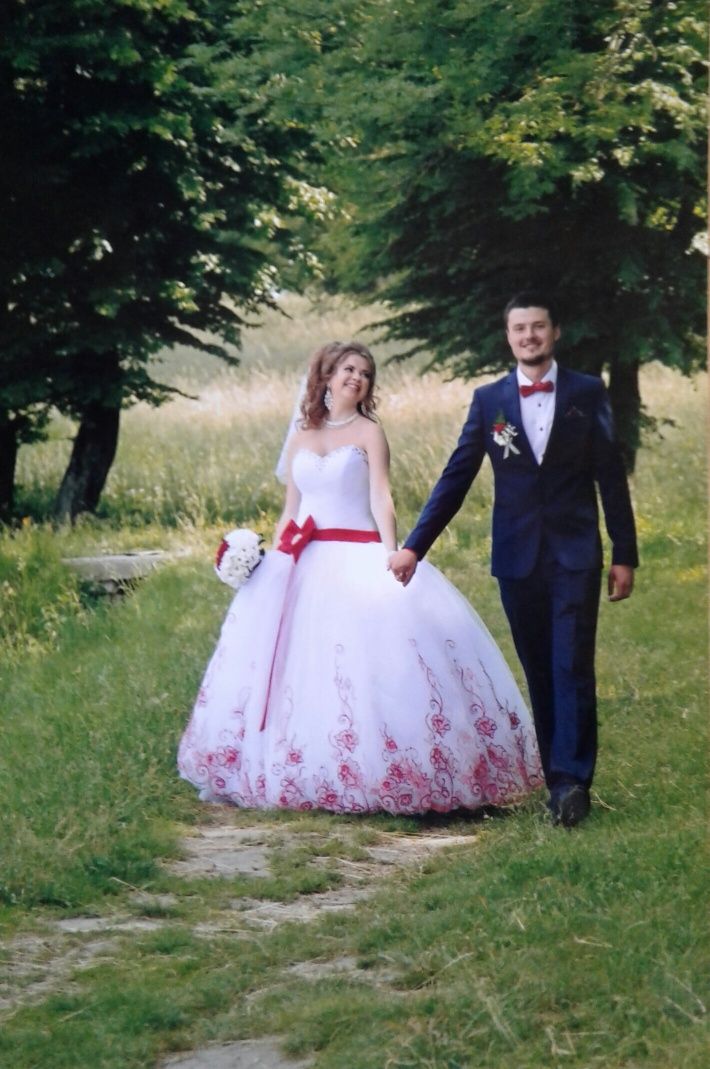 Розкішна весільна сукня/весільне плаття з червоним поясом