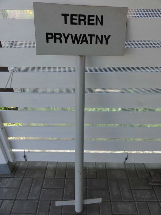Metalowa tablica informacyjna "Teren prywatny"