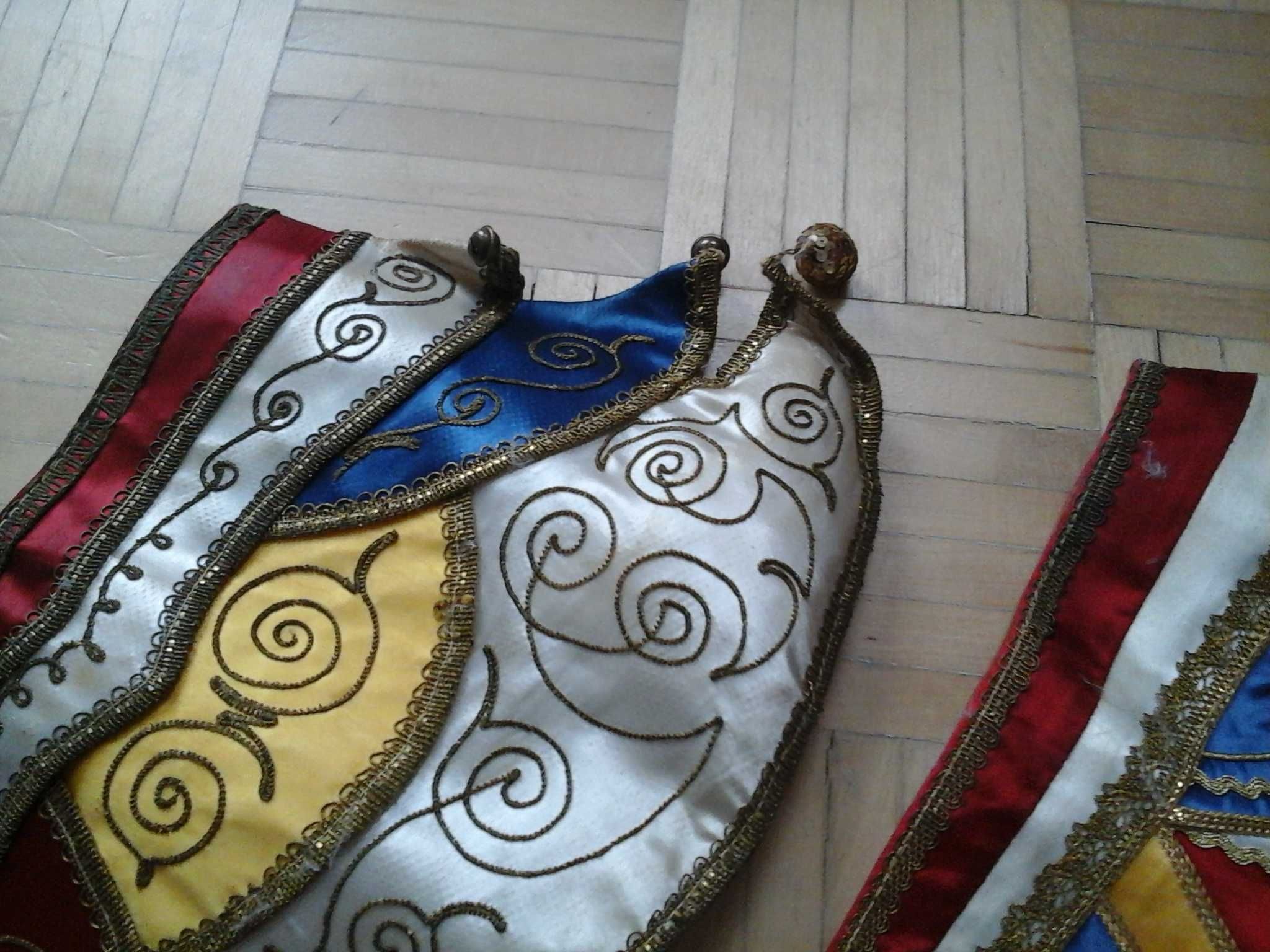 zestaw dwóch ozdobnych  karnawałowych czapek  (tybetański styl)