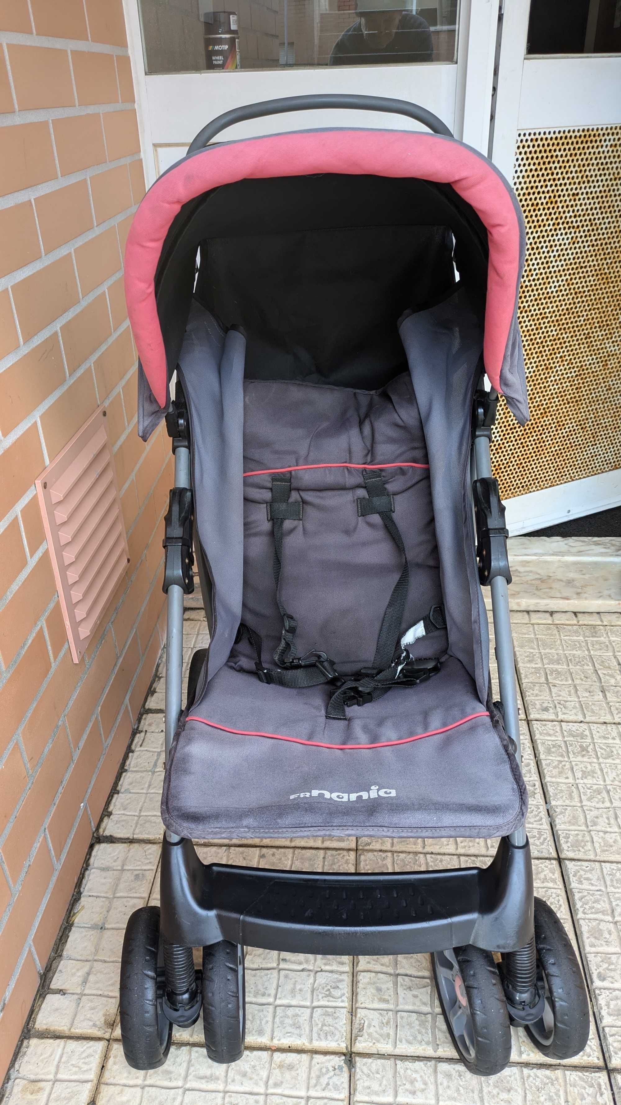 vendo  2 mochilas de rapaz ) + ( 2 carrinhos de bebé