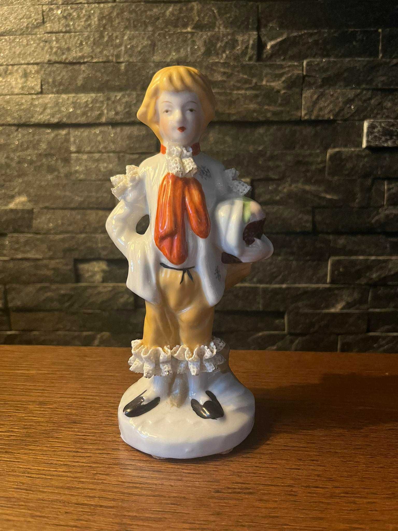 Panicz chłopiec figurka porcelana szkliwiona koronka
