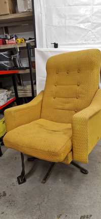 Fotel PRL żółty obrotowy