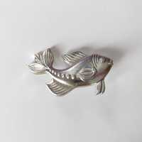 Broszka w kolorze srebrnym w kształcie ryby