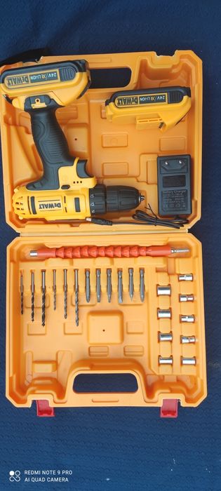 Шуруповерт DeWalt 24V/5Ah з двома акумуляторами і набором інструментів