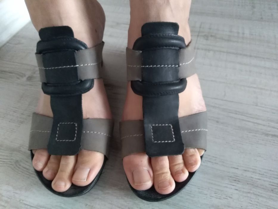 Skórzane szare klapki koturn r.40 Veronii