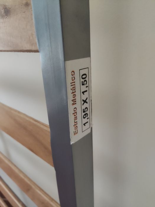 Estrado metálico com ripas de madeira 1,50/1,95