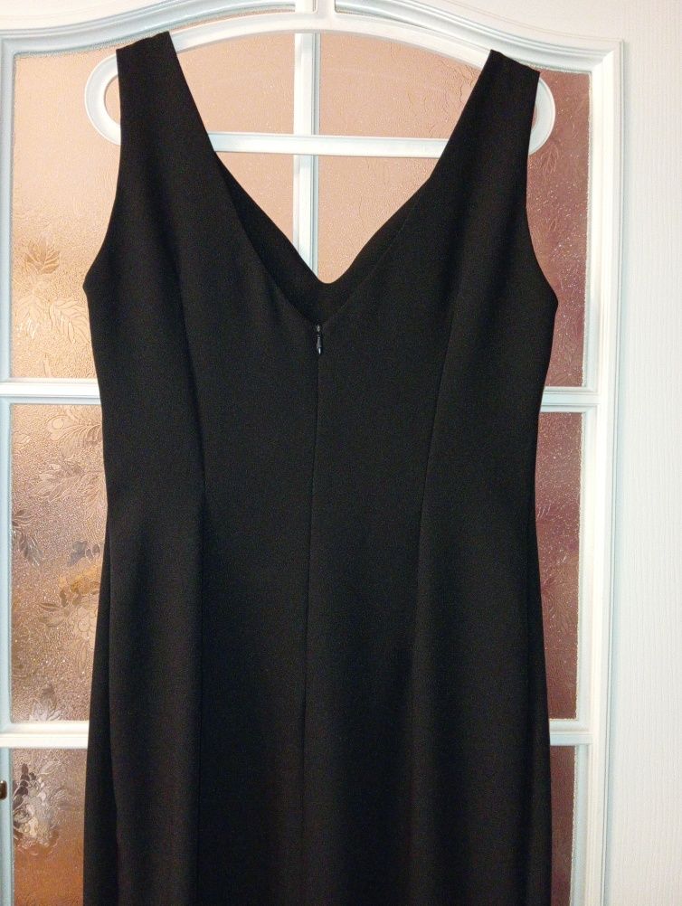 Czarna sukienka Milano, rozmiar 16, ale jest mniejsza